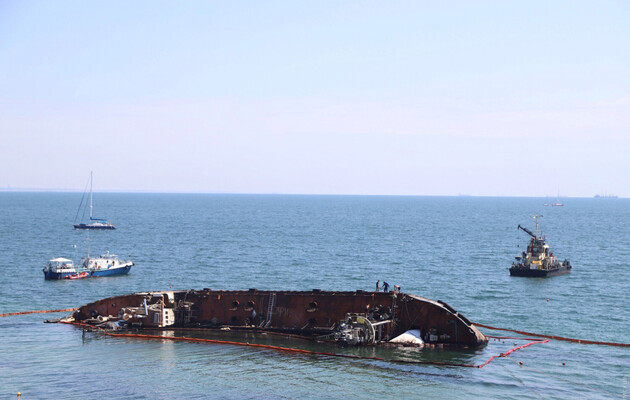 В Одессе из затонувшего танкера произошел масштабный разлив нефти
