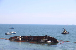 В Одесі із затонулого танкера стався масштабний розлив нафти