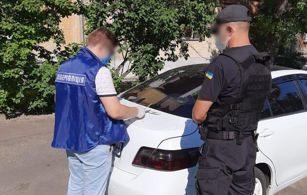 Семейная пара с помощью накладок украла из банкоматов четверть миллиона гривень – полиция