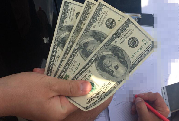 По данным следствия, сотрудник СБУ оценил свои услуги в 35 тысяч гривень