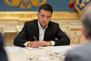 Зеленский заявил, что вопрос получения Украиной вакцины под его контролем: «Должны быть одними из первых»