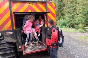 В Закарпатье эвакуировали с горы туристов с детьми