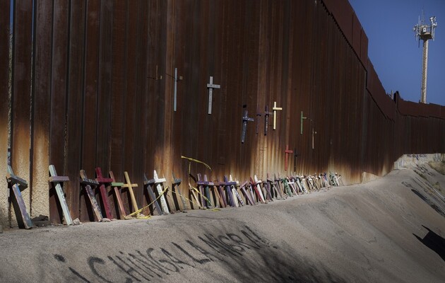 Ураган «Ханна» разрушил часть стены на границе США и Мексики