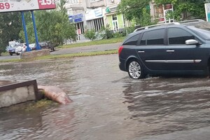 Дороги перетворилися на річки: потужна злива затопила курортний Бердянськ