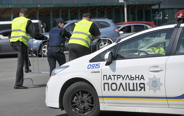 За даними слідства, патрульний зламав чоловікові щелепу в двох місцях