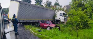 В ДТП с участием фуры на Ивано-Франковщине пострадали два человека: фоторепортаж