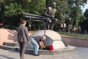 Луческу возложил цветы к памятнику Лобановского в Киеве
