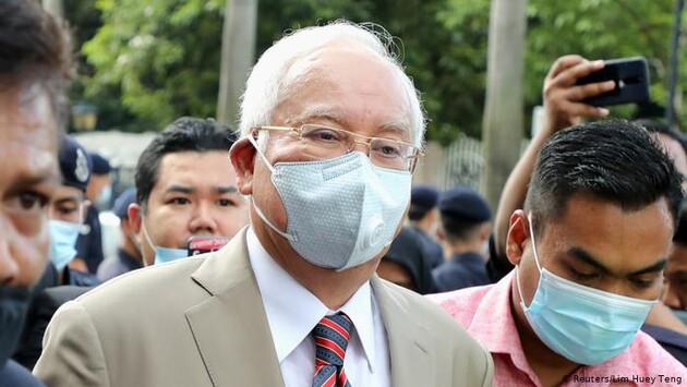 Экс-премьер Малайзии отсидит 12 лет в тюрьме за коррупцию