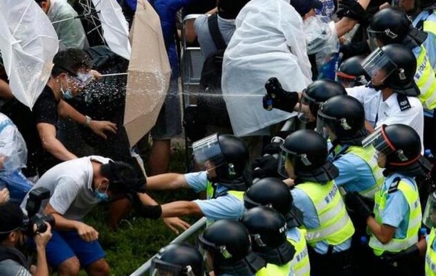 У Гонконгу арештували перших осіб за новим китайським законом, проти якого протестували кілька місяців – BBC