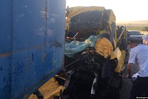 В Крыму микроавтобус въехал в КамАЗ с прицепом: погибли девять человек