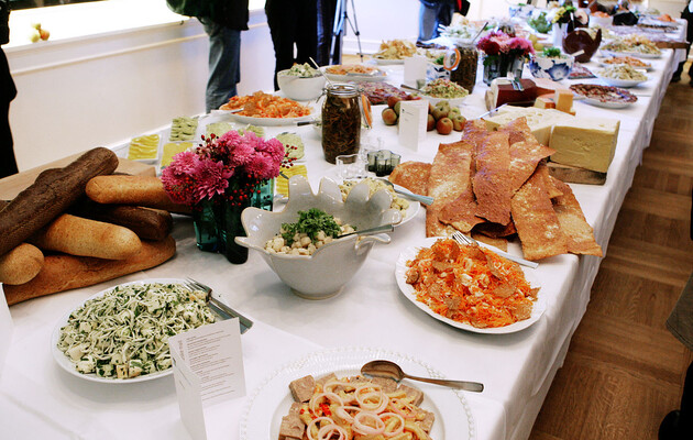 Коронавірус дістався до шведського столу