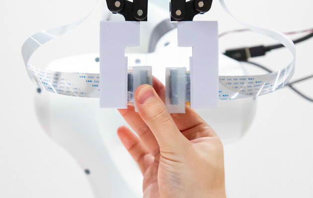 Доктор Бенджамин Ти демонстрирует, как работает искусственная кожа, JOSEPH CAMPBELL, REUTERS