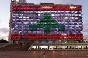 Израильский Тель-Авив осветил мэрию цветами флага Ливана