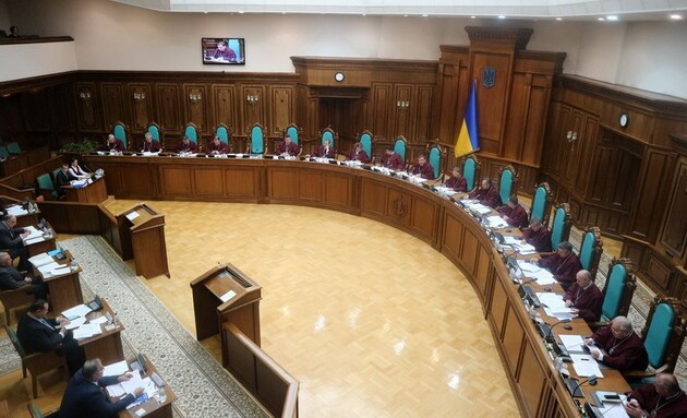 В КС 47 депутатов внесли представление о положениях закона 