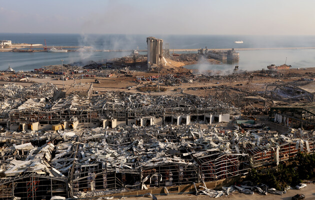 Массивный кратер и руины: CNN показали место взрыва в Бейруте до и после инцидента