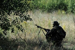В Донбасі окупант три рази порушив 
