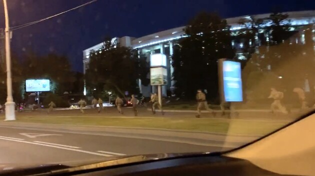 Солдати внутрішніх військ ганялися за велосипедистами центральним проспектом столиці Білорусі