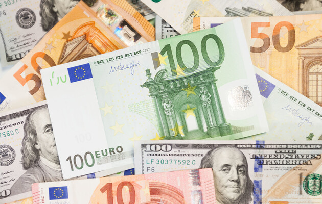 Официальный курс валют: гривня укрепилась к доллару и евро