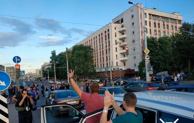 Протести в Білорусі: люди знову вийшли на вулицю, в міста стягують військових і ОМОН