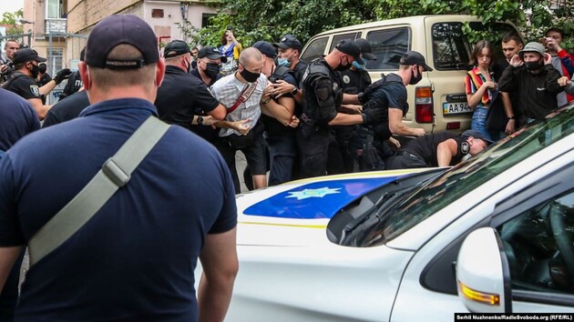 Протесты под посольством Беларуси в Киеве: Полиция задержала бывшего узника Кремля Кольченко и еще несколько человек