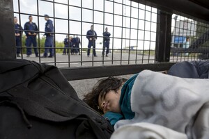 Британия пытается остановить поток нелегальных мигрантов — Reuters
