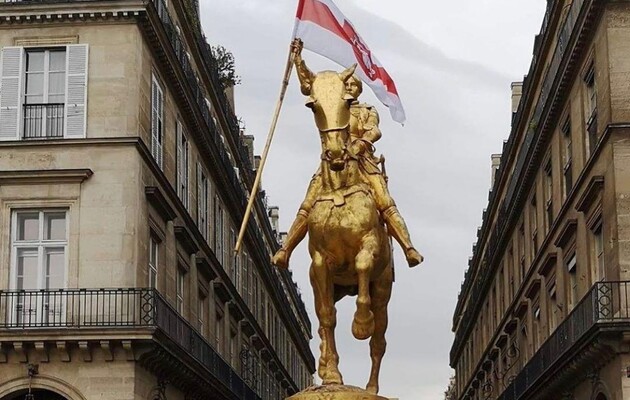 На пам'ятнику Жанні д'Арк в Парижі з'явився білоруський прапор
