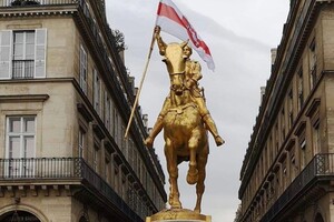 На пам'ятнику Жанні д'Арк в Парижі з'явився білоруський прапор