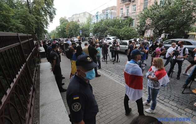 Біля посольства Білорусі в Києві відбулася масова акція