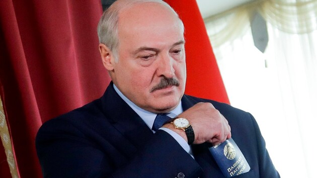 КНУ может отобрать у Лукашенко звание почетного доктора
