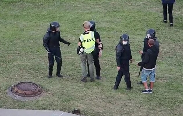 У Білорусі ОМОН б'є і затримує журналістів, які висвітлюють протести проти Лукашенка