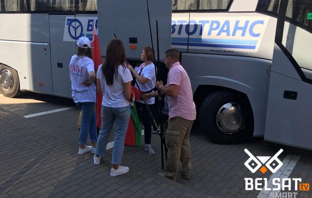 Протесты в Беларуси: бюджетников свозят на митинг в поддержку Лукашенко