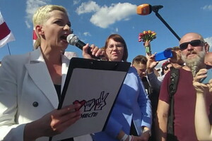 Соратниця Тіхановськоъ озвучила вимоги опозиції на мітингу в Мінську