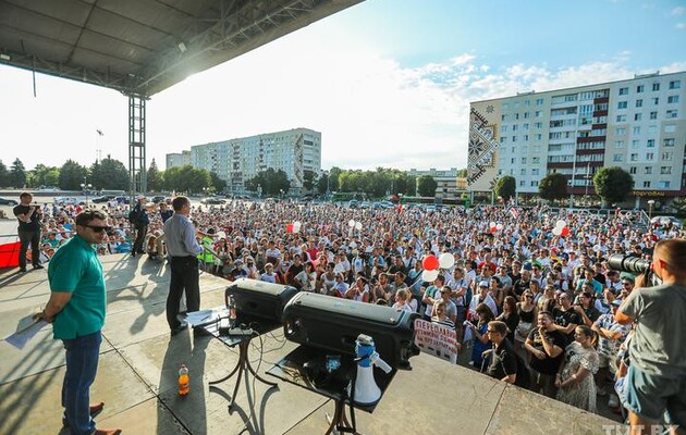 На митинг в Соликамске собрались работники "Беларуськалия" и другие жители города