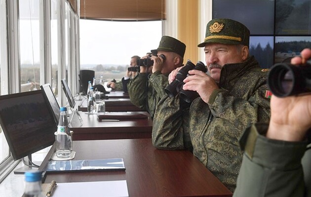 Лукашенко заявив, що підрозділи армії на західних рубежах приведені в повну бойову готовність 
