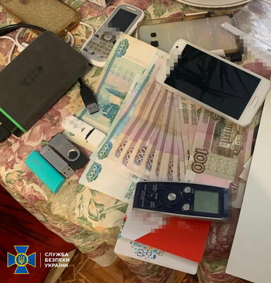 У подозреваемых изъяли телефоны, компьютеры, флешки и российские рубли
