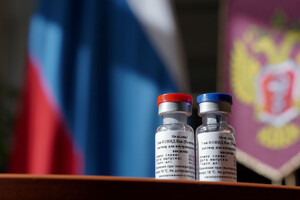 Росія протестує свою вакцину від COVID-19 на тисячах осіб. Її ефективність не доведена та викликає побоювання у ВООЗ 