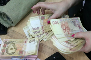 Киевлянам выплатят по 300-500 гривень соцпомощи ко Дню Независимости