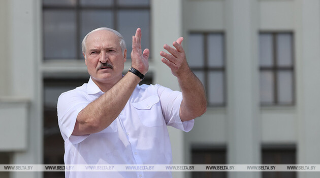 Лукашенко пригрозил через два дня закрыть предприятия, которые бастуют