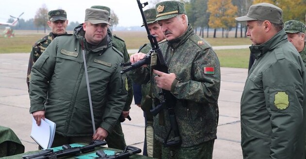  Лукашенко залякує громадян Білорусі зброєю