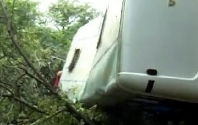 В Грузии автобус сорвался в ущелье: 17 человек погибли