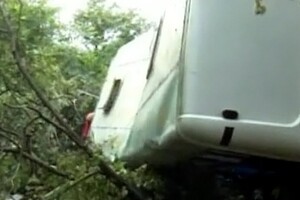 У Грузії автобус зірвався в ущелину: 17 людей загинули 