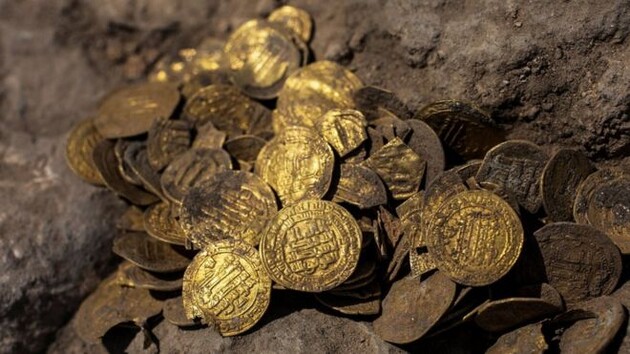 В Израиле археологи случайно наткнулись на золотые монеты возрастом 1100 лет — BBC 