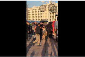 Протесты в Беларуси: в центре Минска снова задержали участников акции