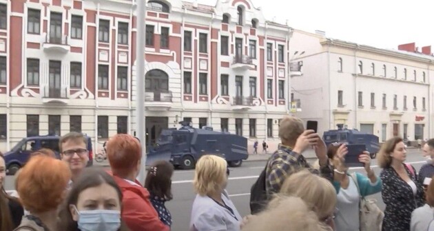 У центр Мінська, де анонсували мітинг до неофіційного Дня незалежності, стягують військову техніку і водомети 