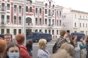 В центр Минска, где анонсировали митинг к неофициальному Дню независимости, стягивают военную технику и водометы 