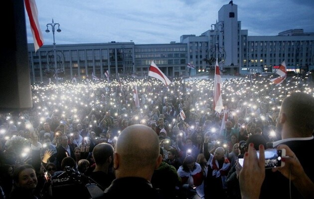 Белорусы вышли на площадь, чтобы отметить День Независимости