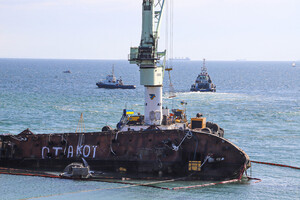 Delfi поднимается: в Одессе затонувший танкер вытащили уже на три четверти