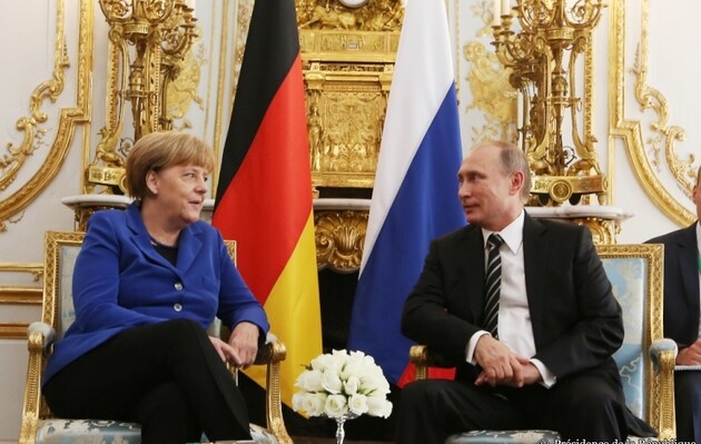 Путін розчарував Меркель – Bloomberg 