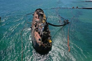 Поднятие Delfi: полузатонувший танкер наконец поставили на ровный киль