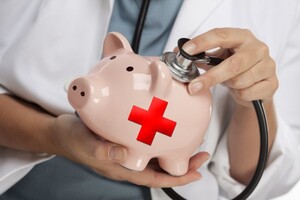 Медикам повысят зарплаты с 1 сентября